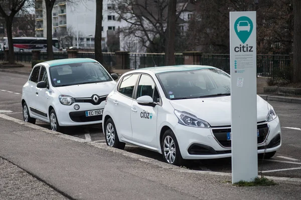 Vorderansicht der Elektroautos von cityz, dem berühmten Carsharing-Konzept aus England — Stockfoto