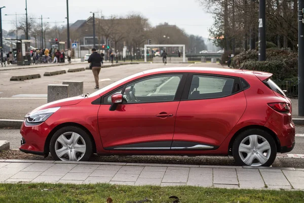 Profilansicht eines auf der Straße geparkten roten Renault-Clio — Stockfoto