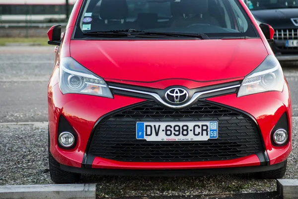 Vista frontal de Toyota Yaris vermelho estacionado na rua — Fotografia de Stock