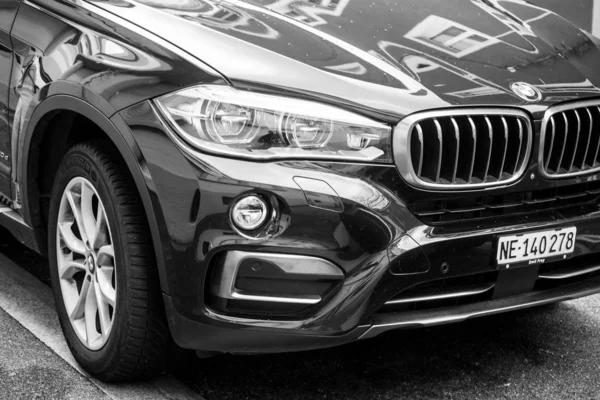 Vista frontal del BMW X6 negro estacionado en la calle — Foto de Stock