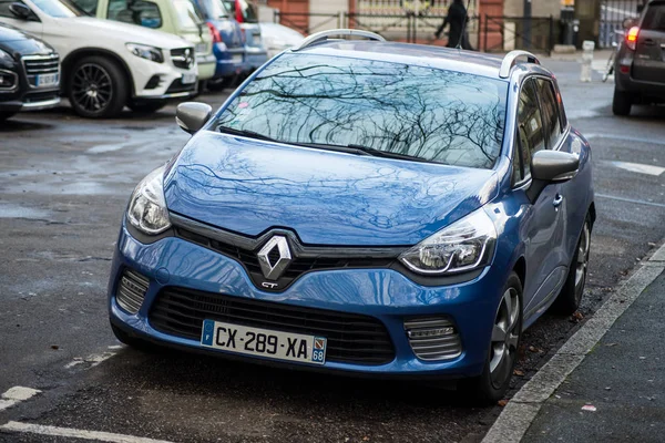 Elülső kilátás kék Renault Clio Gt parkolt az utcán — Stock Fotó