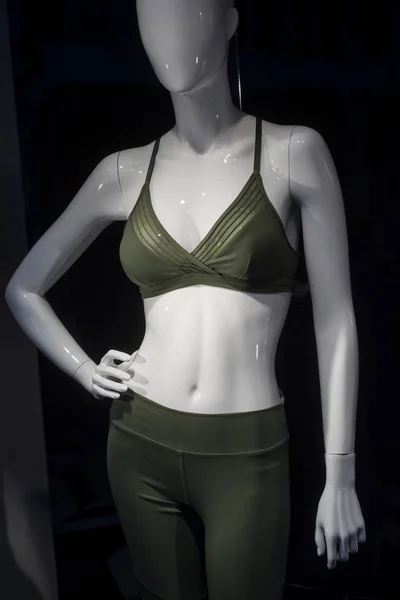 Closeup of green bra and leggings on mannequin in fashion store — 스톡 사진