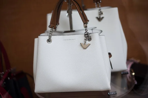 Белая кожаная сумочка от Emporio Armani в салоне модного магазина — стоковое фото