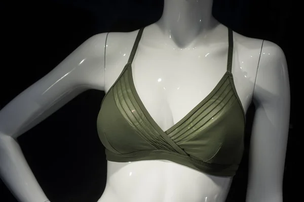 Closeup zelenou podprsenku na figuríně v módě ukládat showroom — Stock fotografie