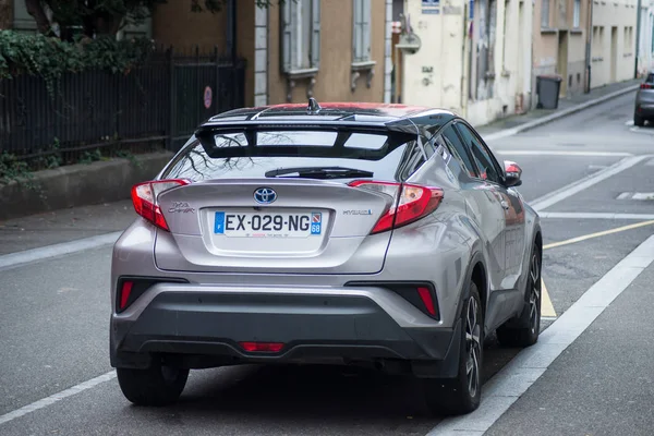 Rückansicht eines auf der Straße geparkten Toyota C-HR Hybrid — Stockfoto