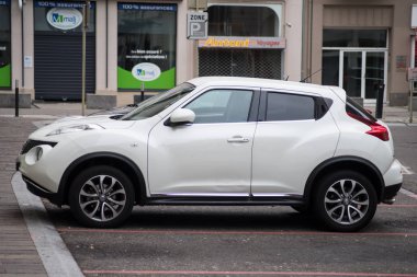 Caddeye park edilmiş beyaz Nisssan Juke kavşağının profil görüntüsü