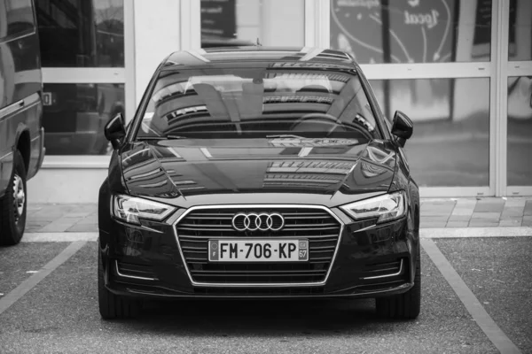 Μπροστινή όψη του μαύρου Audi A3 παρκαρισμένο στο δρόμο — Φωτογραφία Αρχείου