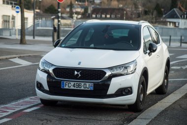 Caddeye park edilmiş beyaz Citroen Ds4 'ün ön görüntüsü