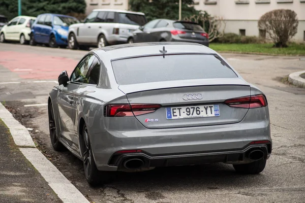 Vista traseira do Audi RS5 cinzento estacionado na rua — Fotografia de Stock