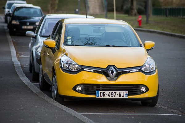 Frontansicht des gelben Renault-Clio, der auf der Straße geparkt ist — Stockfoto