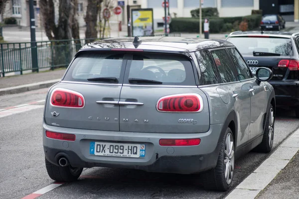 Rückansicht des auf der Straße geparkten grauen Mini-Cooper-Clubman — Stockfoto