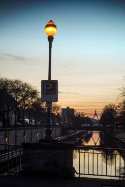 Aydınlatılmış sokak lambası Fransızca metni ile en fazla 30 dakika ücretsiz en fazla günbatımına kadar