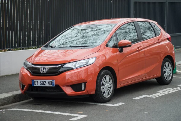 A narancssárga Honda Jazz az utcán parkol — Stock Fotó