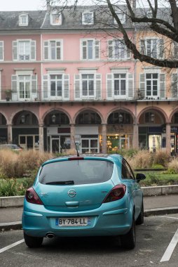 Caddeye park edilmiş mavi Opel Corsa 'nın arka görüntüsü 