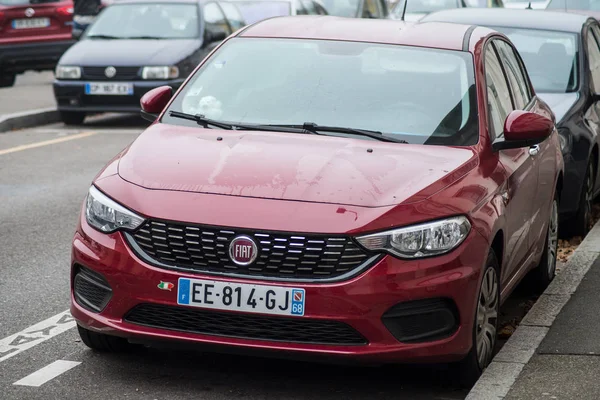 Frontansicht eines auf der Straße geparkten roten Fiat Tipo — Stockfoto