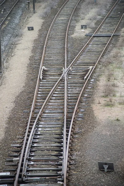 Крупный план пересечения железных дорог на вокзале с видом сверху — стоковое фото