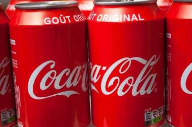 Süpermarketteki Coca-Cola kutularına yakın çekim