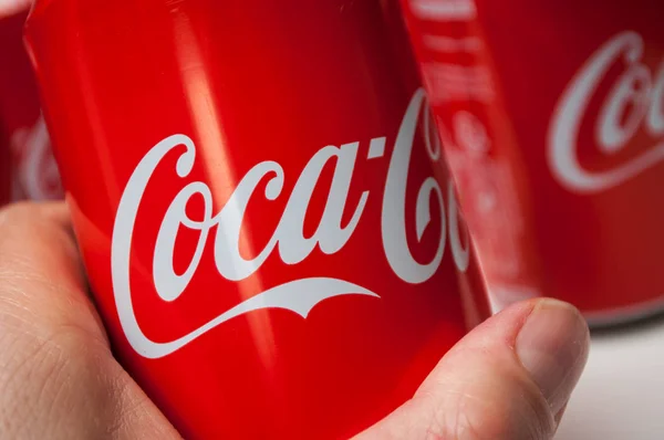 Coca-cola kan i hånden på hvid baggrund - Stock-foto