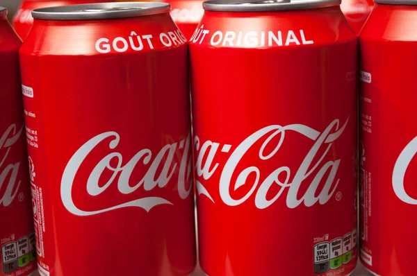 Primer plano de latas de coca-cola en el supermercado — Foto de Stock