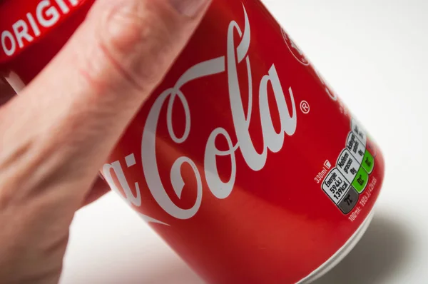 Coca-cola blik in de hand op witte achtergrond — Stockfoto