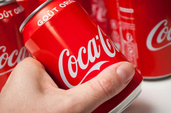 Coca-cola blik in de hand op witte achtergrond — Stockfoto