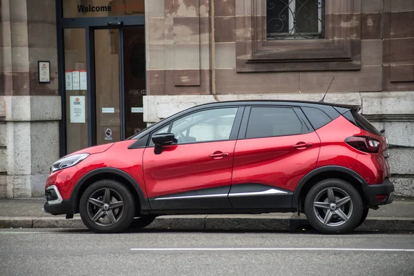 Profile view of red Renault Capture parked in the street — 스톡 사진