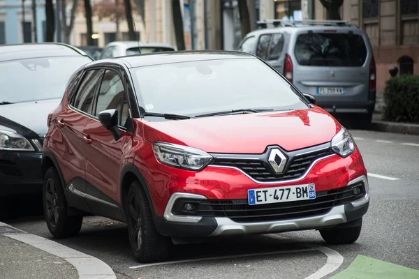 Vooraanzicht van rode Renault Capture geparkeerd in de straat — Stockfoto