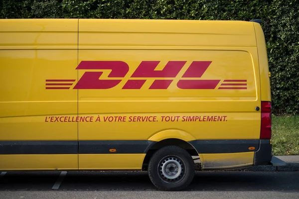 Az utcán parkoló Dhl teherautó logójának közelsége — Stock Fotó