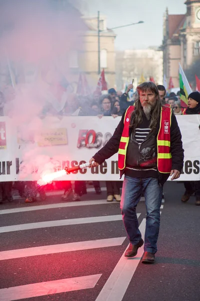 Ritratto di persone che protestano con fumo contro le riforme del governo — Foto Stock