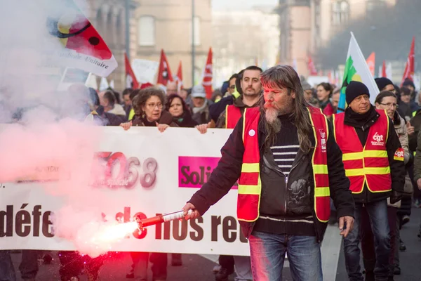 Retrato de pessoas protestando com fumaça contra as reformas do governo — Fotografia de Stock