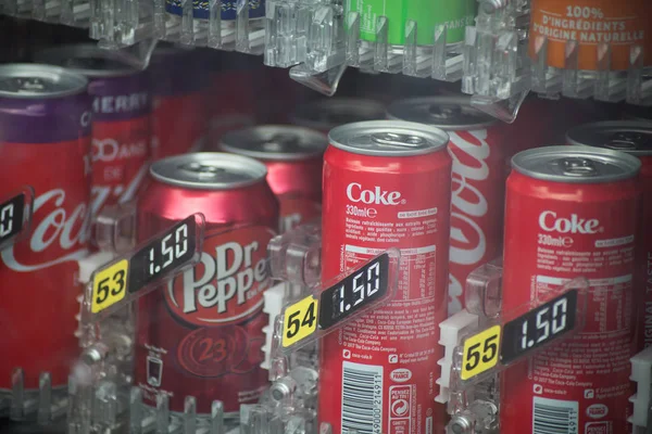 Coca-cola blikjes in een drankautomaat op straat — Stockfoto