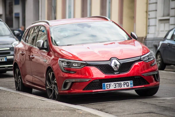 Framsidan av röd Renault megane Gtparkked på gatan — Stockfoto