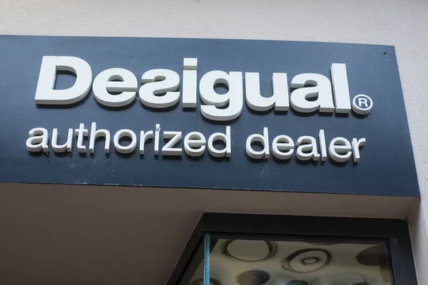 Desigual logó a bolt előtt az utcán — Stock Fotó