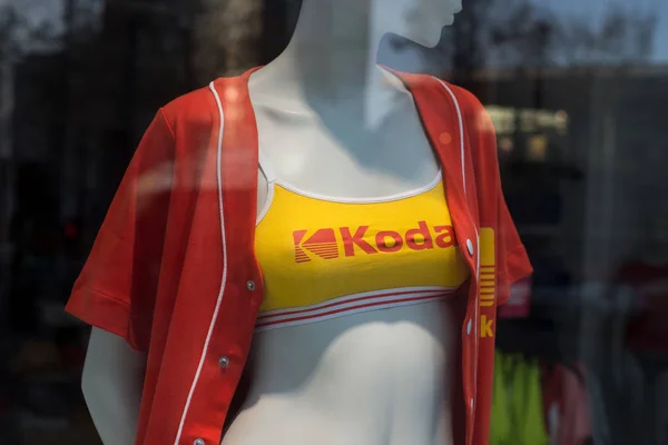 Kodak films logo op kleurrijke onderdoener op etalagepop in een modewinkel showroom — Stockfoto