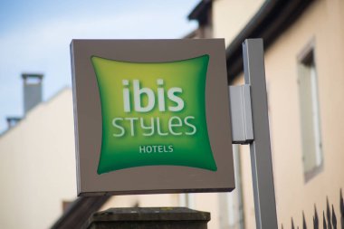 Ibis Styles 'ın yakın plan oteli logosu sokak tabelasında.