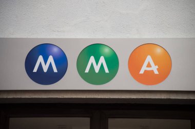 Sokakta sigorta şirketinin cephesinde Mma logosu.