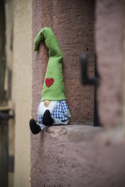 Sokak dekorasyonu için noel cücesi.