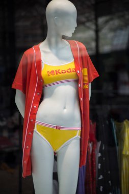 Kodak, moda mağazasının vitrininde rengarenk süprüntüler üzerine logo yapıyor. 