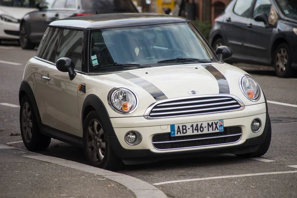 Utsikt over beige minikooperen parkert i gaten – stockfoto