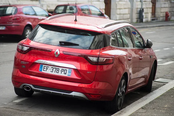 Rückansicht eines auf der Straße geparkten roten Renault Megane — Stockfoto