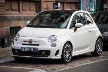 Beyaz Fiat Abarth 'ın önü sokağa park edilmiş.