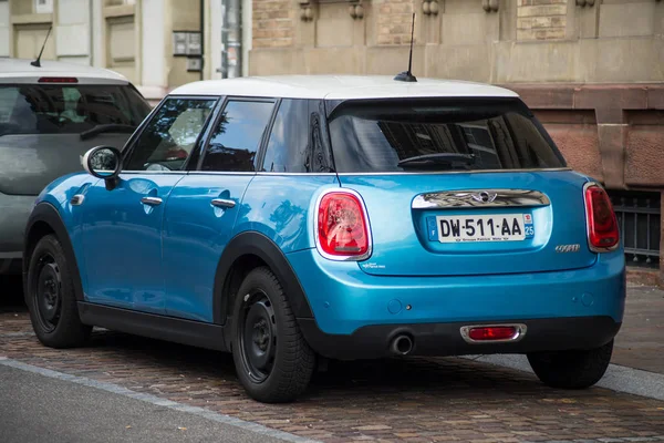 Achteraanzicht van blauwe mini cooper geparkeerd in de straat — Stockfoto