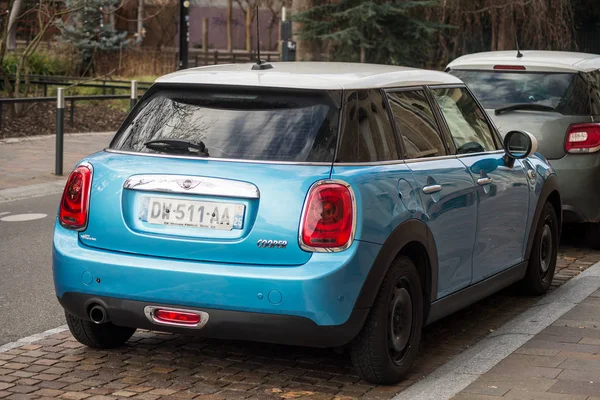 Rückansicht eines blauen Mini-Küfers, der auf der Straße geparkt ist — Stockfoto