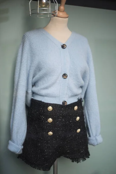 Крупный план мини-короткого и шерстяного синего пуловера на манекене — стоковое фото