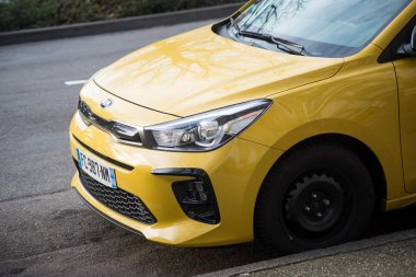  Caddeye park etmiş sarı Kia Ced 'in önü.