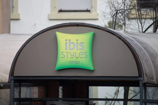 Ibis styles hotelů logo na tabuli na ulici — Stock fotografie