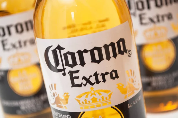 Corona Bierflaschen auf weißem Hintergrund, das berühmte mexikanische Bier — Stockfoto