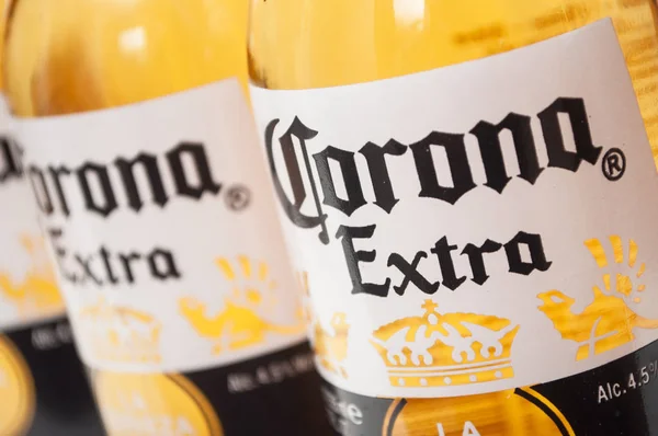 Corona Bierflaschen auf weißem Hintergrund, das berühmte mexikanische Bier — Stockfoto