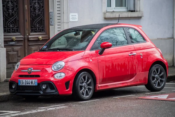 Vue de face de rouge Abarth voiture garée dans la rue — Photo