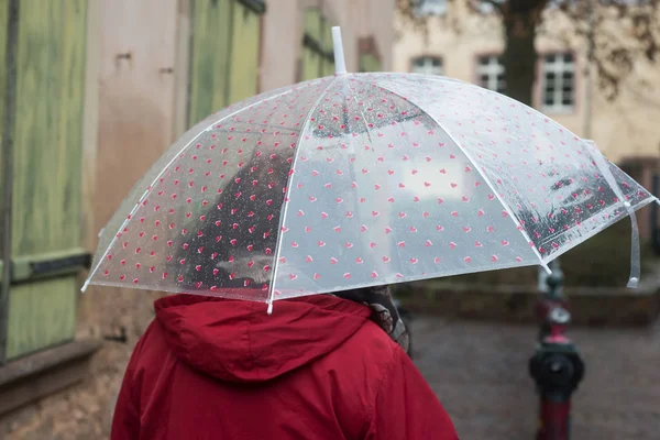 Retrato de na visão traseira da mulher com guarda-chuva transparente — Fotografia de Stock